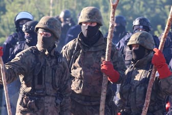 Polnische Grenzsoldaten im Einsatz: Notfalls auch mit Gewalt drängen sie Migranten nach Belarus zurück.