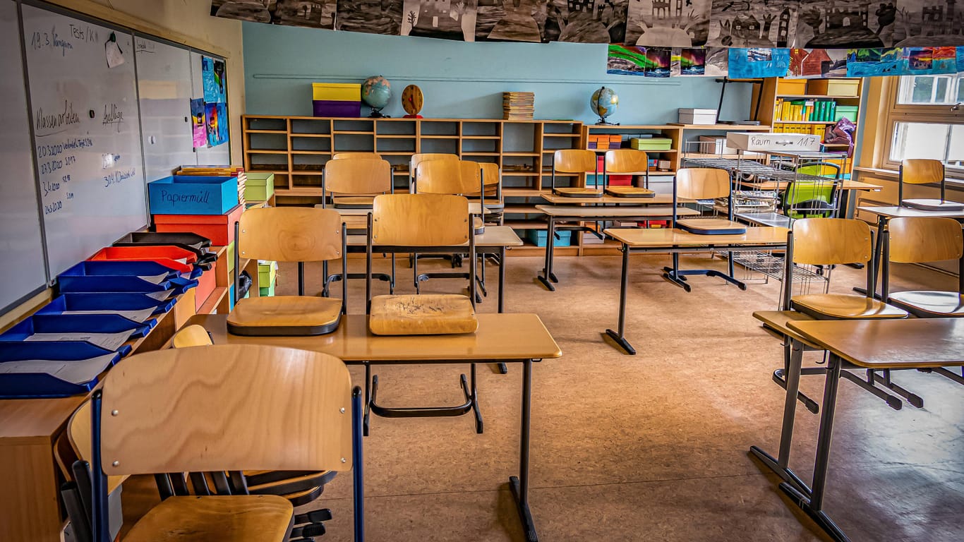 Klassenzimmer (Symbolbild): In Berlin sind seit Anfang der Woche zwei Grundschulen vom Wechselunterricht betroffen.