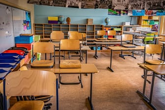 Klassenzimmer (Symbolbild): In Berlin sind seit Anfang der Woche zwei Grundschulen vom Wechselunterricht betroffen.