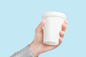 Upcycling von Kaffeebechern: Mit 24 Pappbechern können Sie einen individuellen Adventskalender basteln.