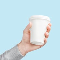 Upcycling von Kaffeebechern: Mit 24 Pappbechern können Sie einen individuellen Adventskalender basteln.
