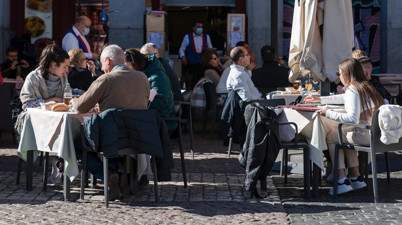 Kunden in einem Café in Spanien: Die Corona-Maßnahmen in dem Land konnten weitestgehend aufgehoben werden.