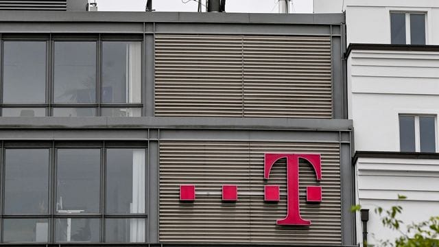 Ein Mobilfunk-Sendemast auf dem Dach der Hauptstadtniederlassung der Telekom in Berlin Mitte.