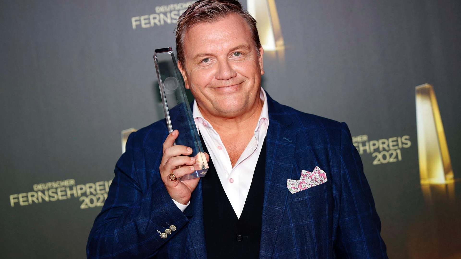 Hape Kerkeling: Der Entertainer erhielt im September 2021 den "Deutschen Fernsehpreis". Nun moderiert er eine neue TV-Sendung auf Vox.