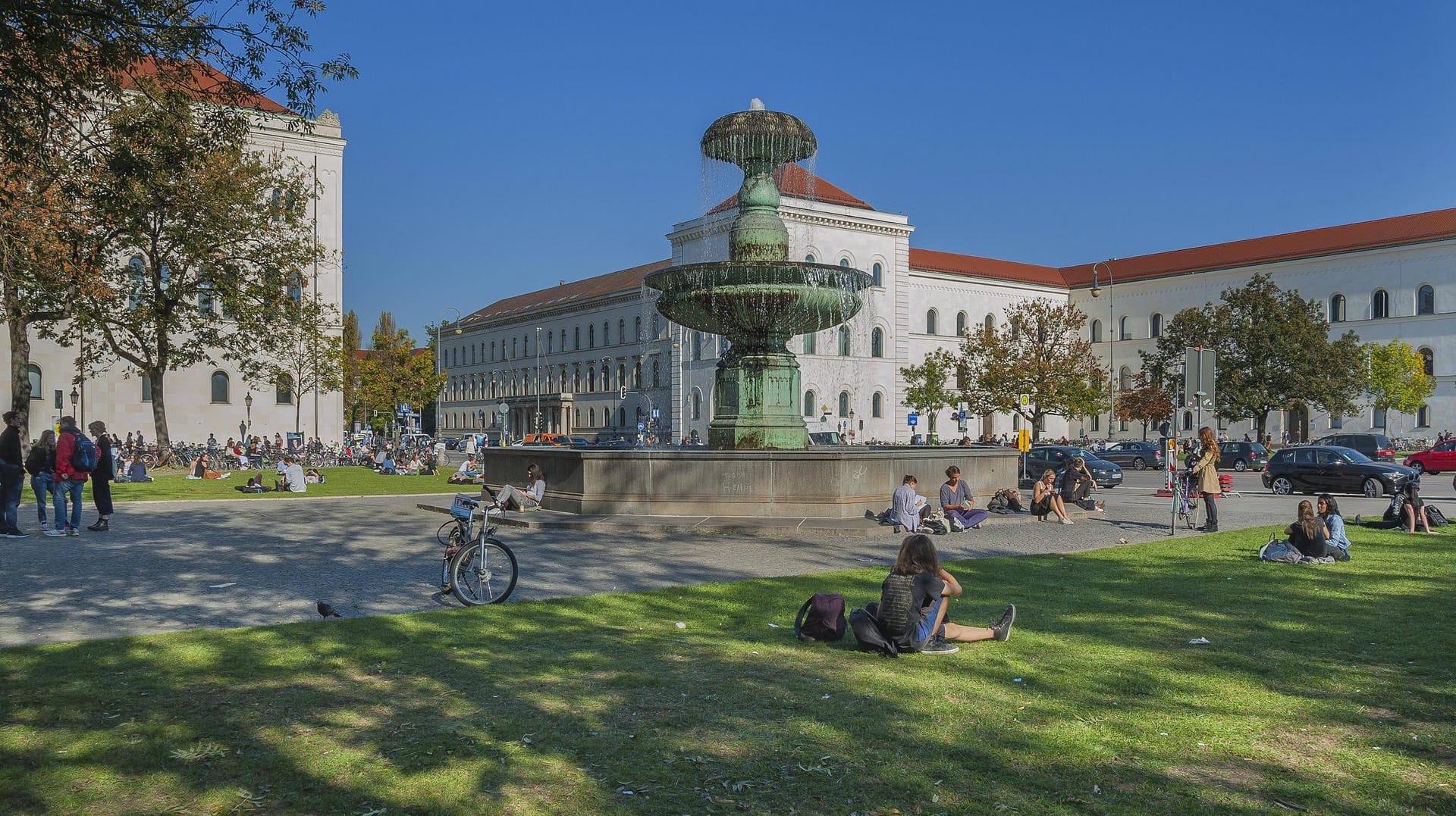 Vorplatz der Ludwig-Maximilians-Universität in München (Archivbild): Die Ermittlungen zu den Steuergeldverschwendungen dauerten Jahre an. Vorplatz der Ludwig-Maximilians-Universität in München (Archivbild): Die Ermittlungen zu den Steuergeldverschwendungen dauerten Jahre an.