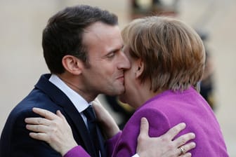 Merkel und Macron: Der französische Präsident hat es mit einem harten Kurs geschafft, die Impfquote in Frankreich zu steigern.