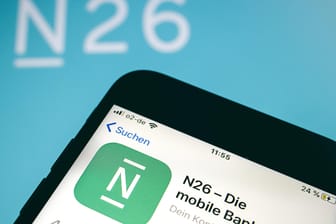 Das Logo der N26 Bank GmbH wird auf einem Smartphone (Symbolbild): Die Bankenaufsicht Bafin drosselt die Aufnahme neuer Kunden bei der Bank.