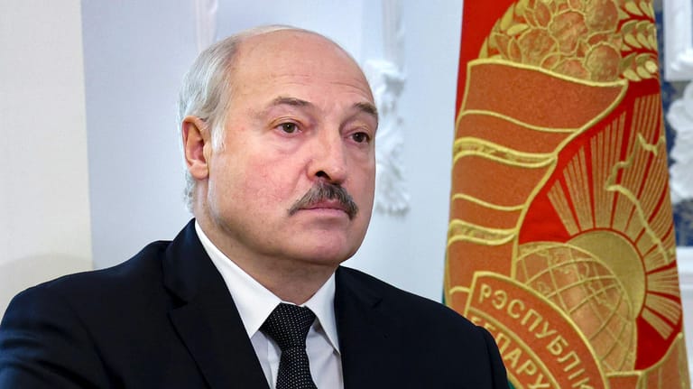 Lukaschenko während eines Interviews: Dem belarussischen Präsidenten wird vorgeworfen, er würde Migranten an die EU-Außengrenzen bringen lassen.