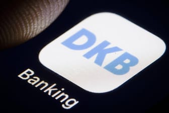 Das Logo der DKB (Symbolbild): Die Deutsche Kreditbank senkt ihren Freibetrag bei Negativzinsen.