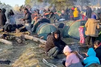 Migranten errichten ein improvisiertes Camp an der belarussisch-polnischen Grenze: Die Regierung von Alexander Lukaschenko lotst die Menschen gezielt in Richtung Polen.