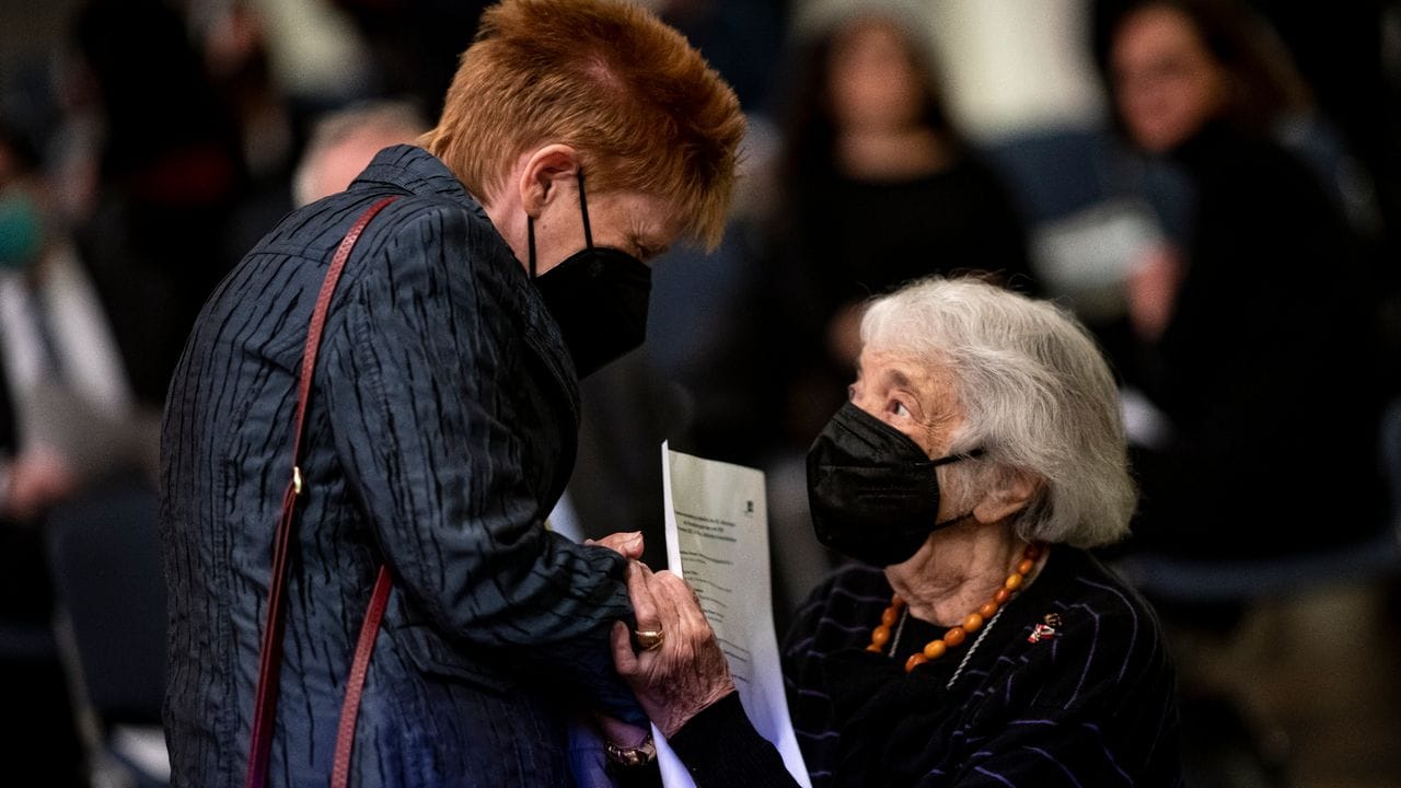 Margot Friedländer (r), Holocaustüberlebende, begrüßt Petra Pau (Die Linke) Bundestagsvizepräsidentin, bei einer Veranstaltung der Jüdischen Gemeinde zu Berlin zum Gedenken an die Opfer der NS-Pogromnacht vom 9. Margot Friedländer (r), Holocaustüberlebende, begrüßt Petra Pau (Die Linke) Bundestagsvizepräsidentin, bei einer Veranstaltung der Jüdischen Gemeinde zu Berlin zum Gedenken an die Opfer der NS-Pogromnacht vom 9.