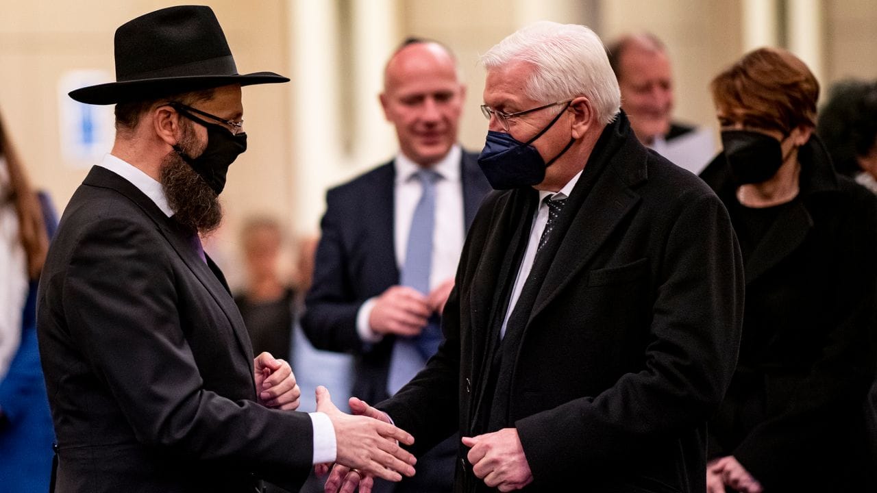 Yehuda Teichtal (l), Gemeinderabbiner der Jüdischen Gemeinde zu Berlin, begrüßt Bundespräsident Frank-Walter Steinmeier und dessen Frau Elke Büdenbender auf einer Veranstaltung der Jüdischen Gemeinde zu Berlin mit Kranzniederlegung zum Gedenken an die Opfer der NS-Pogromnacht vom 9. Yehuda Teichtal (l), Gemeinderabbiner der Jüdischen Gemeinde zu Berlin, begrüßt Bundespräsident Frank-Walter Steinmeier und dessen Frau Elke Büdenbender auf einer Veranstaltung der Jüdischen Gemeinde zu Berlin mit Kranzniederlegung zum Gedenken an die Opfer der NS-Pogromnacht vom 9.