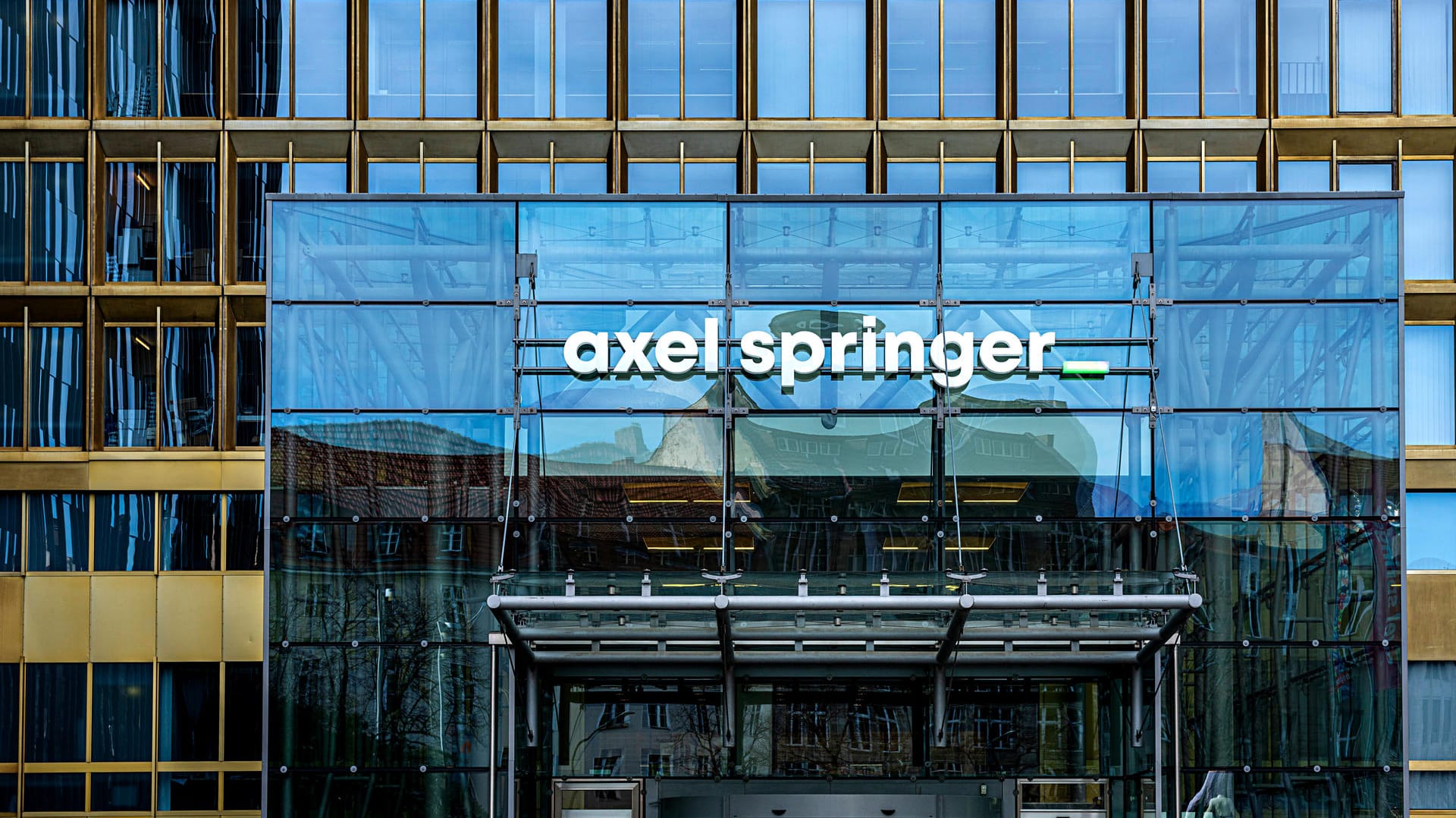 Hochhaus des Axel-Springer-Konzerns (Archivbild): Nach dem Skandal um Julian Reichelt sollen strengere Regeln gelten.