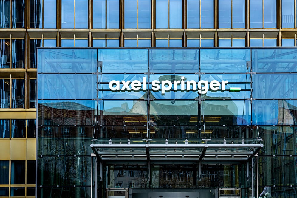 Hochhaus des Axel-Springer-Konzerns (Archivbild): Nach dem Skandal um Julian Reichelt sollen strengere Regeln gelten.