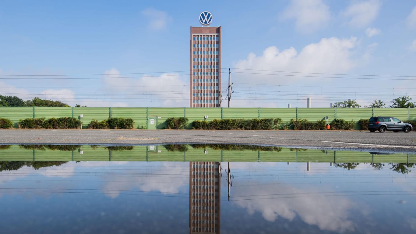 VW-Zentrale in Wolfsburg: In der Nähe des Stammsitzes soll ein neues Werk für die Fertigung von Elektroautos entstehen. (Archivfoto)