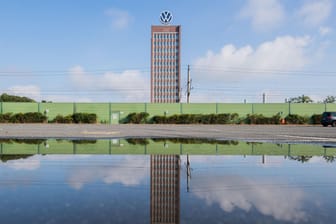 VW-Zentrale in Wolfsburg: In der Nähe des Stammsitzes soll ein neues Werk für die Fertigung von Elektroautos entstehen. (Archivfoto)