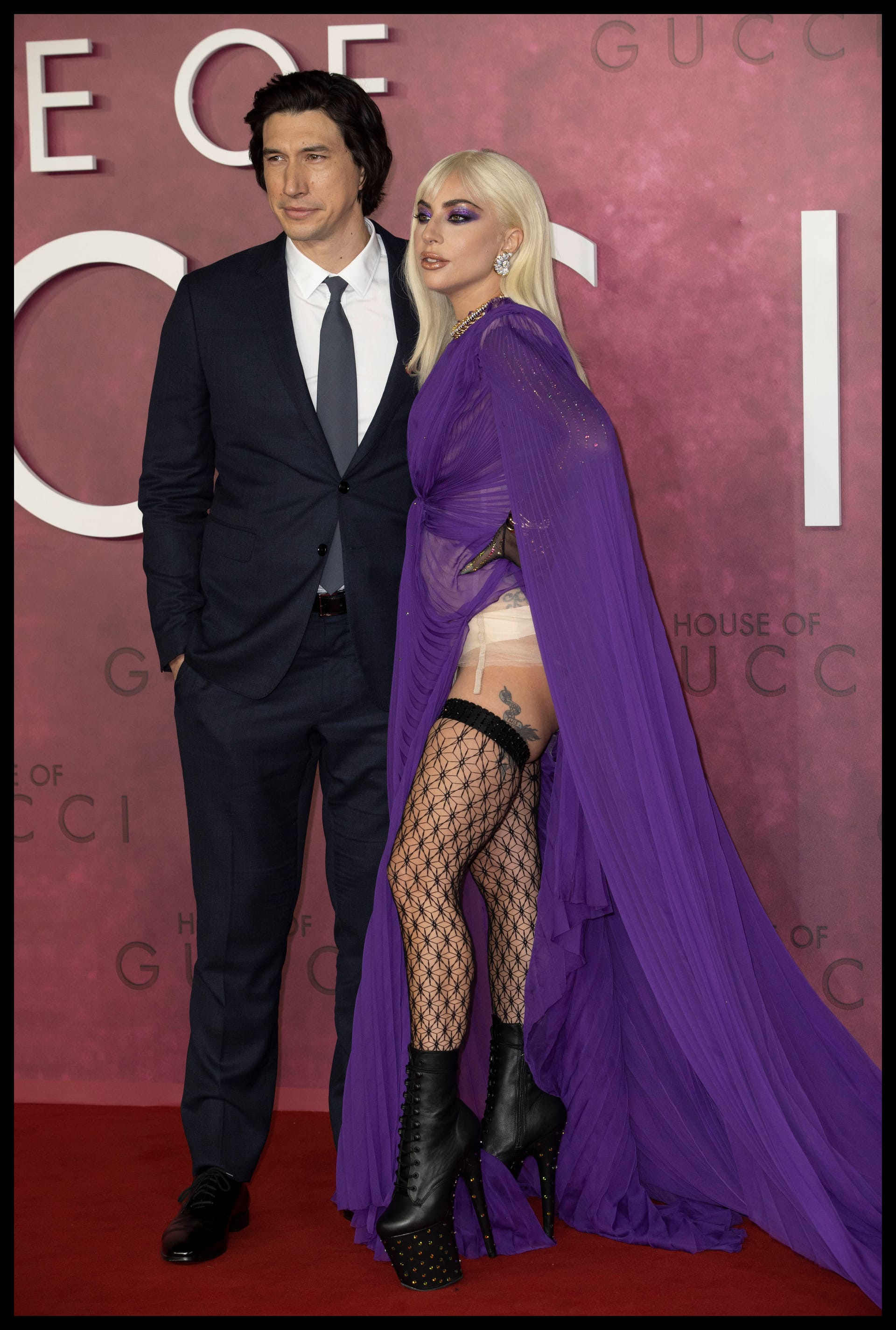 An der Seite von Co-Star Adam Driver ließ Lady Gaga ihre Unterwäsche blitzen.