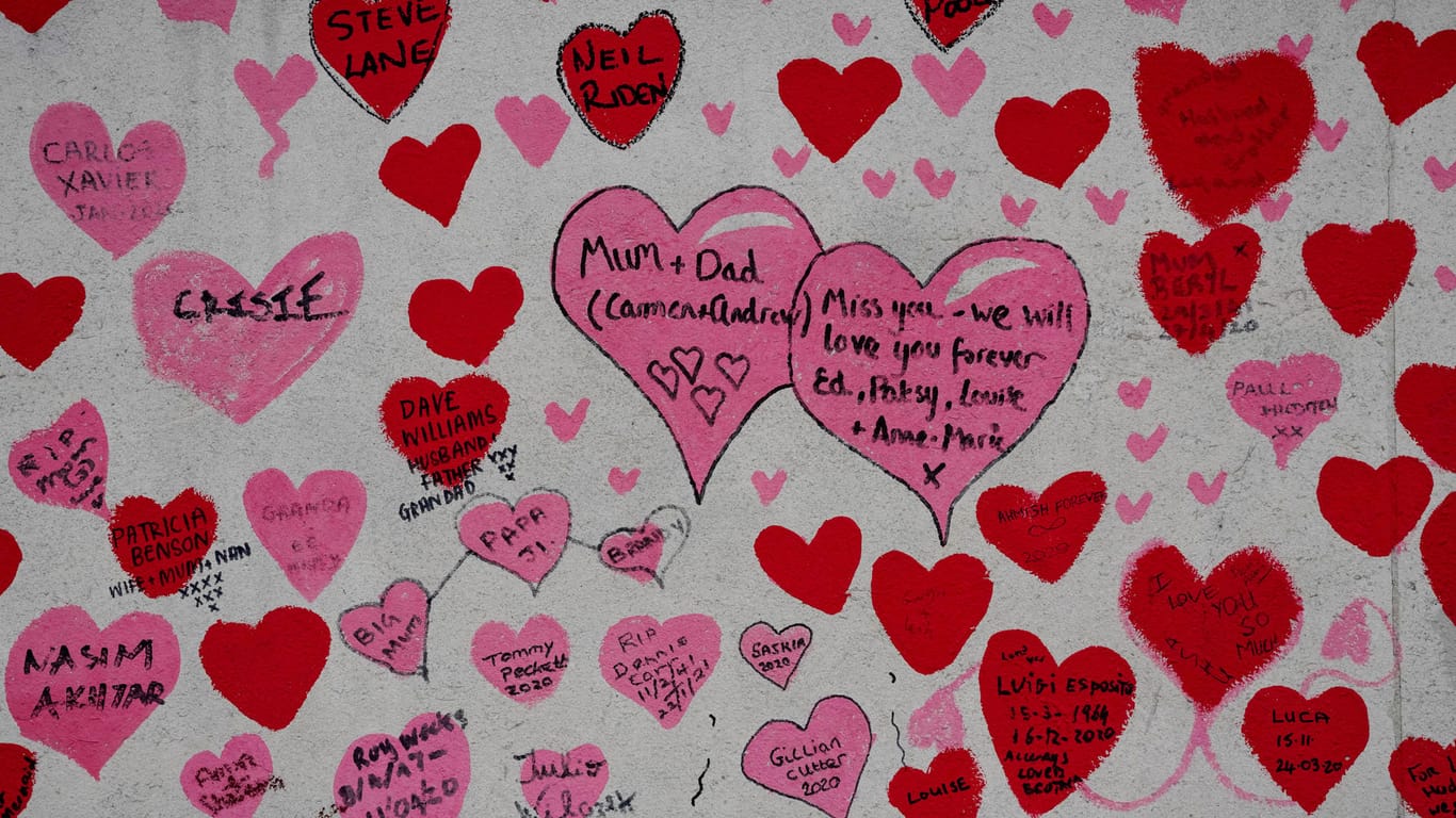London: Auf die National Covid Memorial Wall in London sind Herzen gemalt. Für diejenigen, die die Pandemie nicht überlebt haben.
