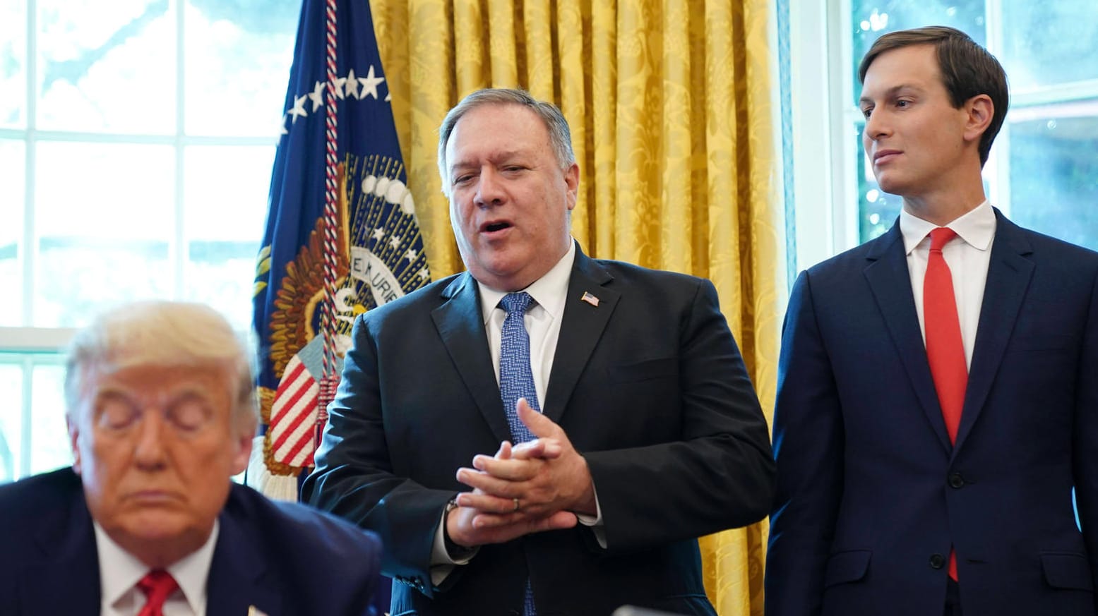 Mike Pompeo (Mitte) und Jared Kushner (rechts) stehen hinter Donald Trump (links). Die beiden sollen gegen ein US-Wahlgesetz verstoßen haben.