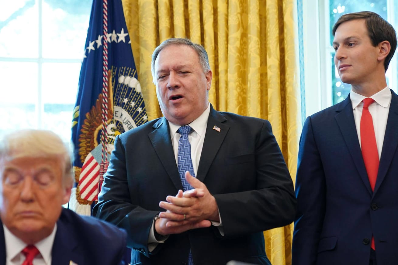 Mike Pompeo (Mitte) und Jared Kushner (rechts) stehen hinter Donald Trump (links). Die beiden sollen gegen ein US-Wahlgesetz verstoßen haben.