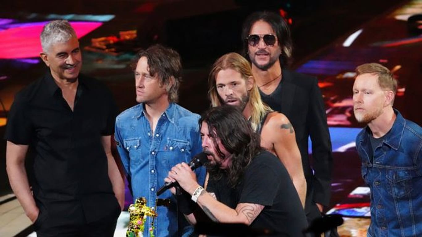Pat Smear (l-r), Chris Shiflett, Dave Grohl, Taylor Hawkins, Rami Jaffee und Nate Mendel von den Foo Fighters bei den MTV Video Music Awards.