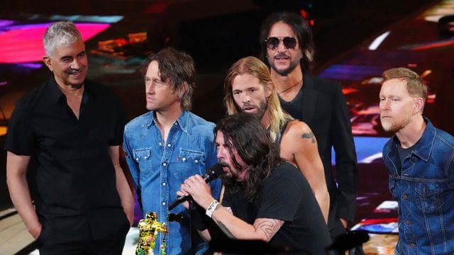 Pat Smear (l-r), Chris Shiflett, Dave Grohl, Taylor Hawkins, Rami Jaffee und Nate Mendel von den Foo Fighters bei den MTV Video Music Awards.