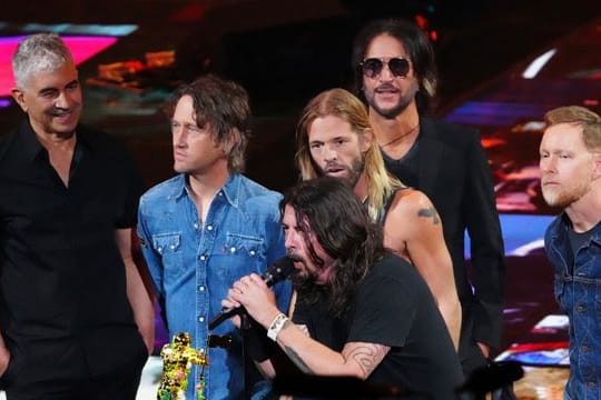 Pat Smear (l-r), Chris Shiflett, Dave Grohl, Taylor Hawkins, Rami Jaffee und Nate Mendel von den Foo Fighters bei den MTV Video Music Awards.