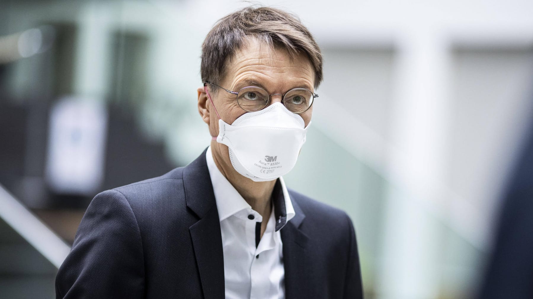 Karl Lauterbach: Der SPD-Gesundheitsexperte sieht nur noch zwei Optionen für die kommenden Wochen. Karl Lauterbach: Der SPD-Gesundheitsexperte sieht nur noch zwei Optionen für die kommenden Wochen.