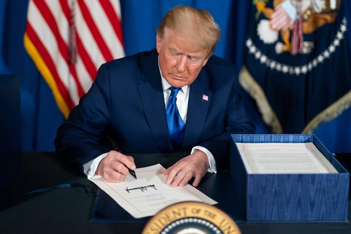 US-Präsident Donald Trump unterzeichnet ein Gesetz (Archivbild): Ein US-Gericht hat seine Akten zum Sturm auf das Kapitol nun gegen seinen Willen freigegeben.