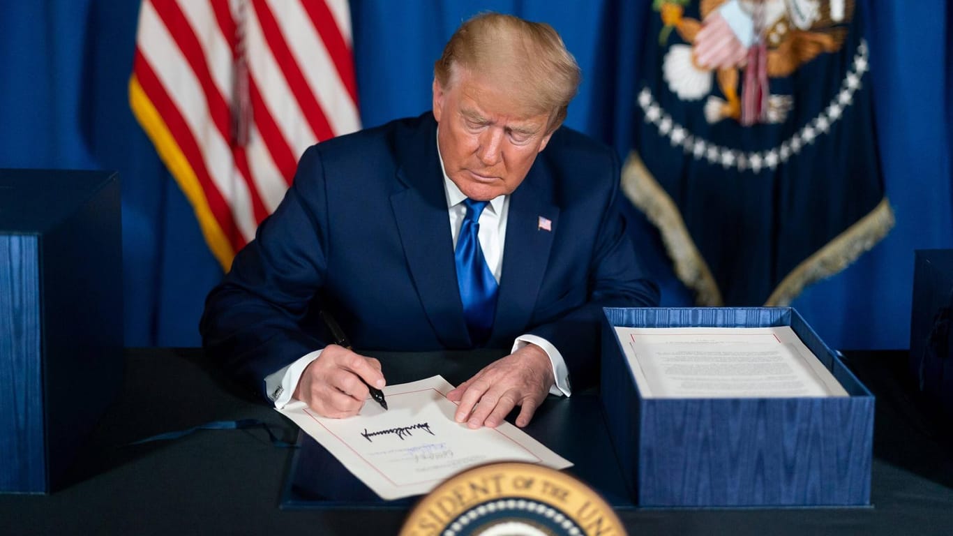 US-Präsident Donald Trump unterzeichnet ein Gesetz (Archivbild): Ein US-Gericht hat seine Akten zum Sturm auf das Kapitol nun gegen seinen Willen freigegeben.