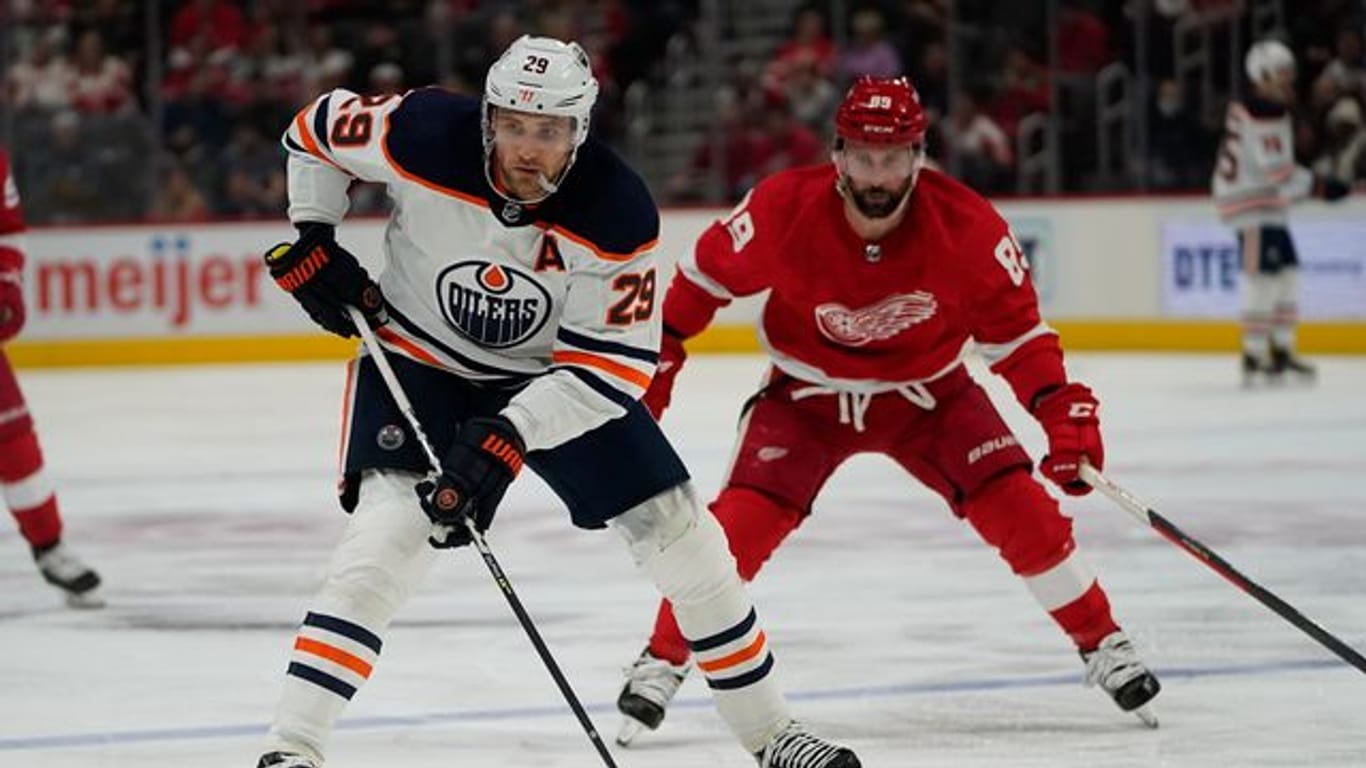 NHL-Superstar Leon Draisaitl (l) verlor mit den Edmonton Oilers.