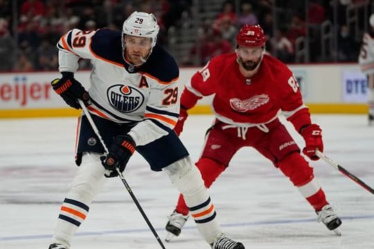 NHL-Superstar Leon Draisaitl (l) verlor mit den Edmonton Oilers.