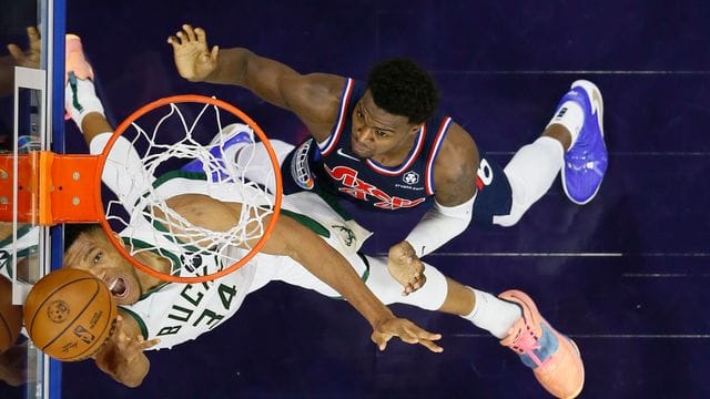 Bucks-Star Giannis Antetokounmpo (l) kam in Philadelphia auf 31 Punkte und 16 Rebounds. Bucks-Star Giannis Antetokounmpo (l) kam in Philadelphia auf 31 Punkte und 16 Rebounds.