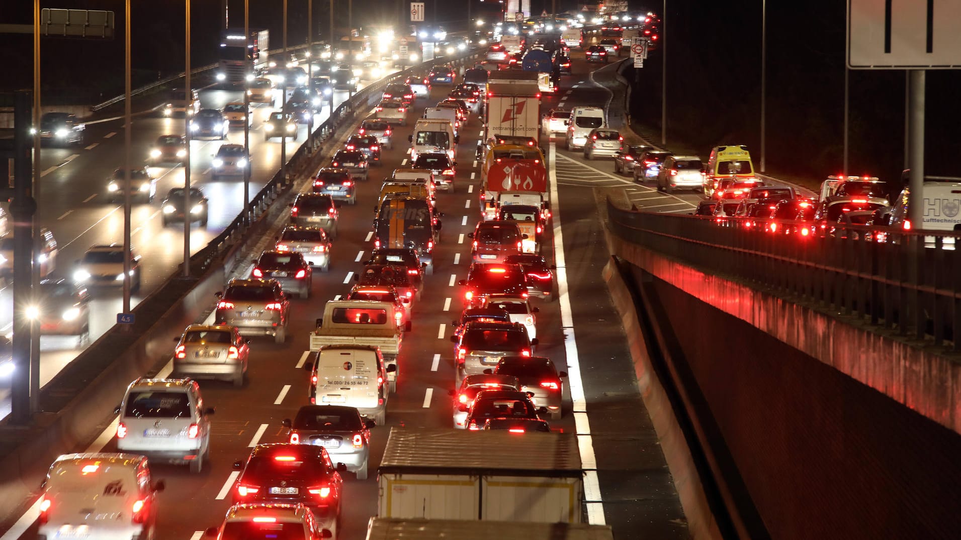 Stau auf einer Autobahn (Symbolbild): Bei Seeberg kam es zu einem langen Stau. Stau auf einer Autobahn (Symbolbild): Bei Seeberg kam es zu einem langen Stau.