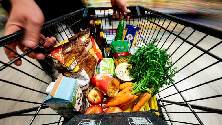 Einkaufswagen in einem Supermarkt (Symbolbild): Unternehmen könnten höhere Herstellungskosten auf die Kunden abwälzen.