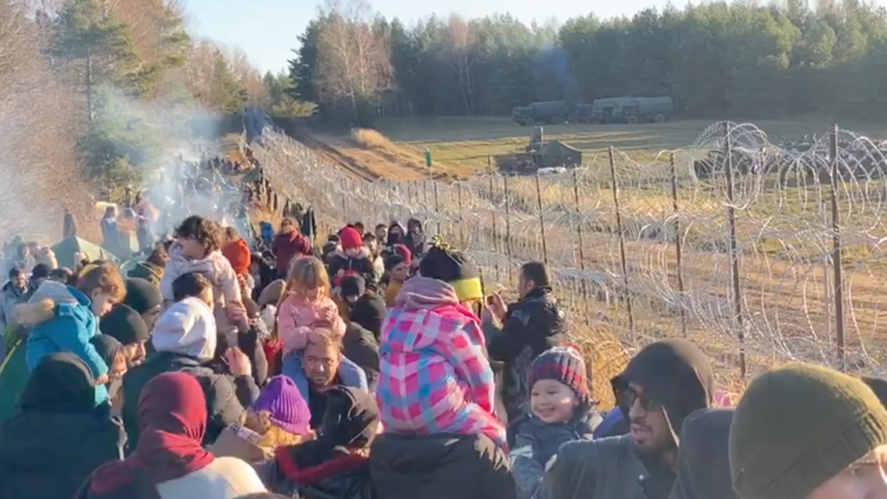 Migranci przekraczają granicę Białorusi i Polski