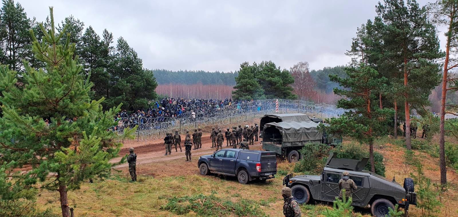 Polnische Soldaten an der Grenze: Das Verteidigungsministerium twitterte, dass es von belarussischer Seite Gewalt gegen Migranten gebe.