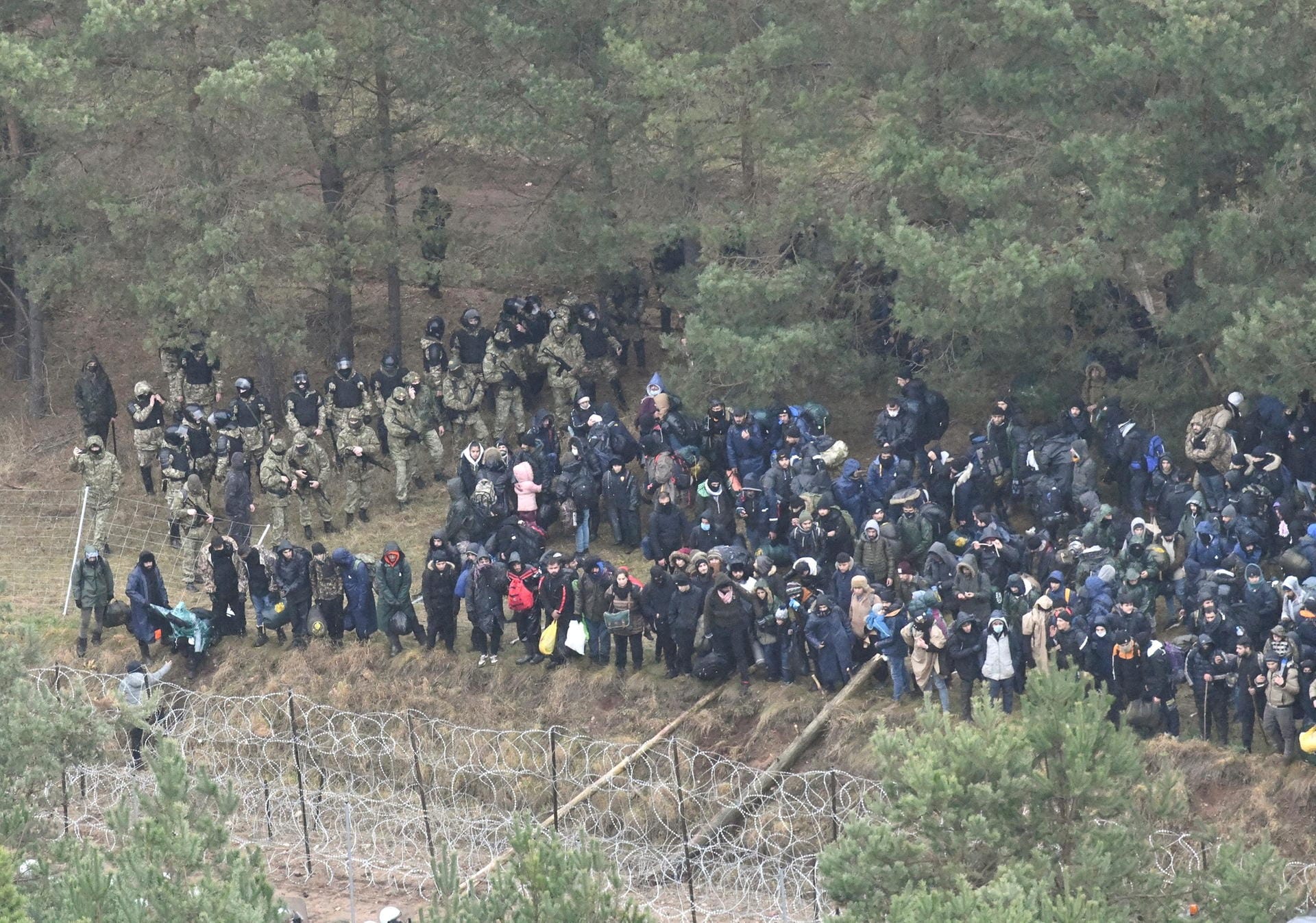 Hunderte Migranten an der Grenze: Die Regierung in Warschau und die EU werfen dem autoritären belarussischen Machthaber Alexander Lukaschenko vor, gezielt Menschen aus Krisenregionen einfliegen zu lassen, um sie dann in die EU zu schleusen.