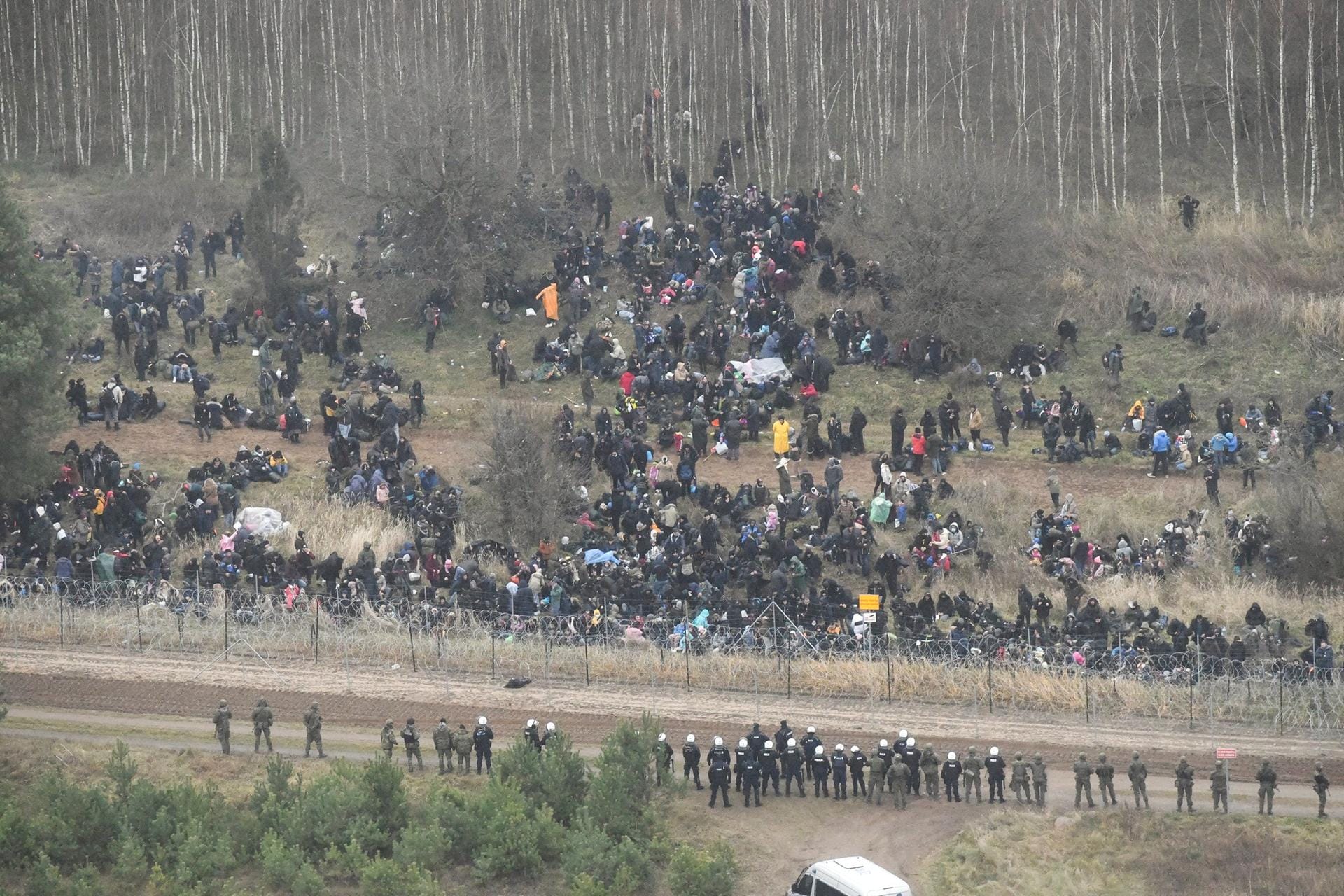 Hunderte Migranten harren an der Grenze im polnischen Kuznica Bialostocka aus.