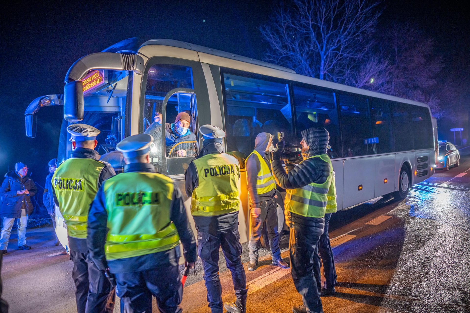 Ein Bus der Initiativen Seebrücke Deutschland und LeaveNoOneBehind steht an einem Checkpoint nahe des Grenzübergangs Kuznica: Die Aktivisten hatten zunächst Hilfsgüter abgeliefert und dann geplant, auf dem Rückweg Migranten nach Deutschland mitzunehmen.
