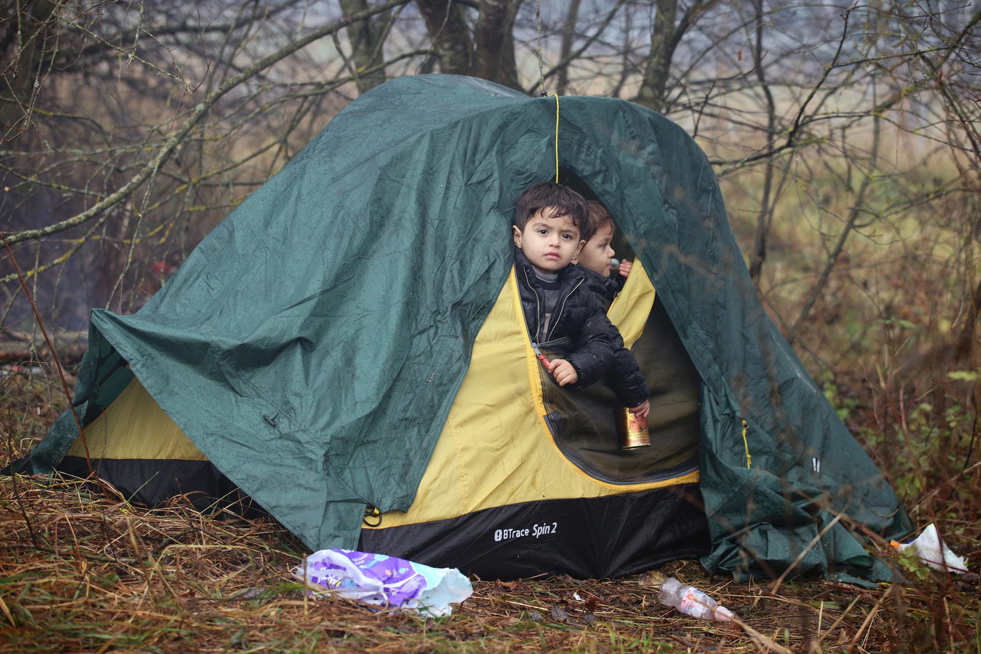 Kinder schauen aus einem Zelt heraus, während sich Migranten an der belarussisch-polnischen Grenze versammeln: Nach dem jüngsten Andrang von Migranten hat Polen einen Grenzübergang zu Belarus geschlossen.