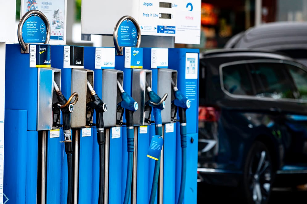 Ein Auto steht an einer Tankstelle (Symbolbild): Das Statistische Bundesamt hat die Inflationsrate für Oktober 2021 bekanntgegeben.