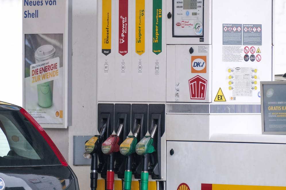 Tankstelle in Düsseldorf (Symbolbild): Der Ölpreis beeinflusst die Kosten für Benzin und Diesel, doch es gibt auch weitere Faktoren.
