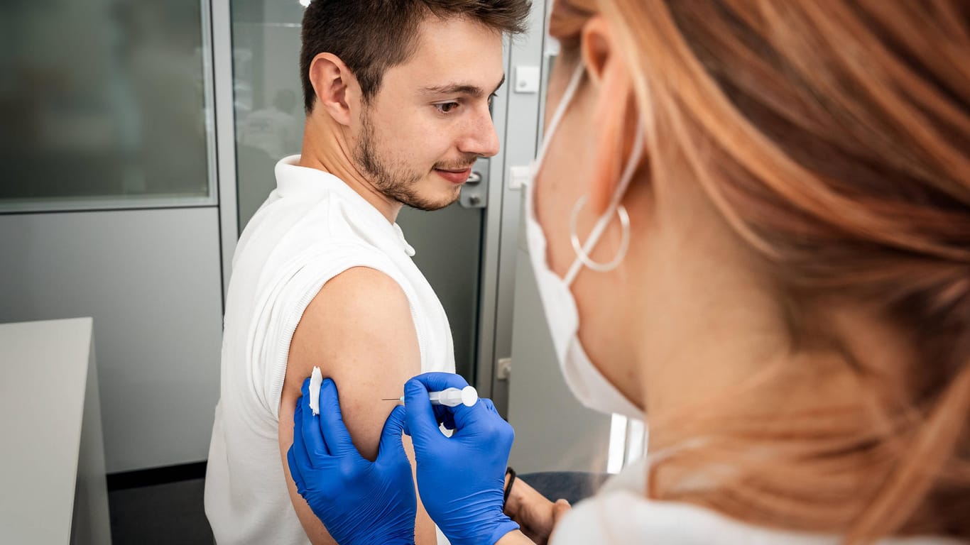 Impfung bei unter 30-Jährigen: Die Ständige Impfkommission hat eine neue Empfehlung ausgesprochen.