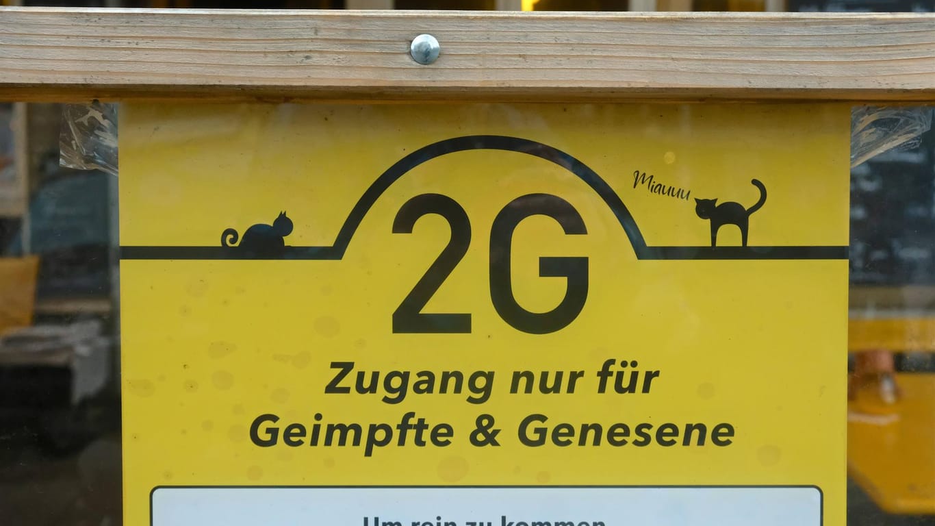 2G-Regel in einer Kneipe (Symbolbild): In vielen Kölner Kneipen ist man der 2G-Pflicht bereits zuvorgekommen.