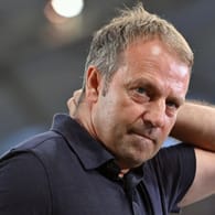Hansi Flick: Der Bundestrainer muss nach einer Corona-Infektion im DFB-Team auf fünf Spieler verzichten.