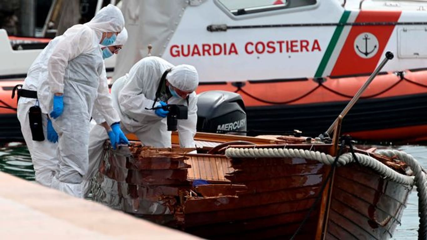 Italienische Forensiker begutachten den Schaden an einem Boot: Ein Mann aus München ist wegen des tödlichen Unfalls auf dem Gardasee in Italien angeklagt.