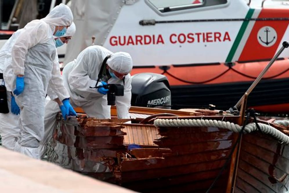 Italienische Forensiker begutachten den Schaden an einem Boot: Ein Mann aus München ist wegen des tödlichen Unfalls auf dem Gardasee in Italien angeklagt.