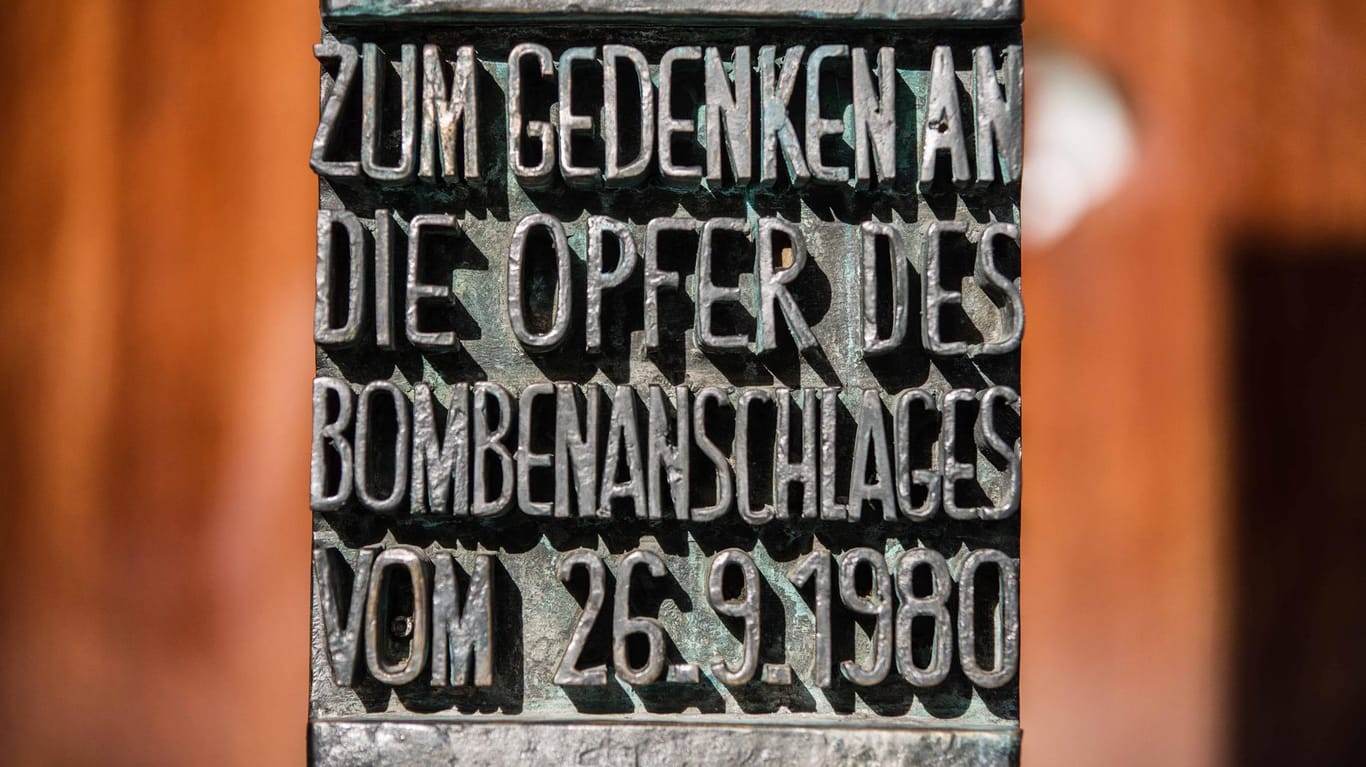 Das Denkmal in München mit der Aufschrift (Archivbild): "Zum Gedenken an die Opfer des Bombenanschlags vom 26.09.1980".