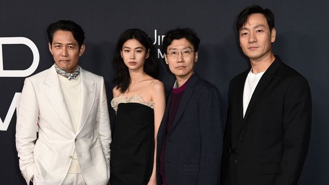 Schauspieler Lee Jung-jae (l-r), Schauspielerin Jung Ho-yeon, Regisseur Hwang Dong-hyuk und Schauspieler Park Hae-soo in Los Angeles.